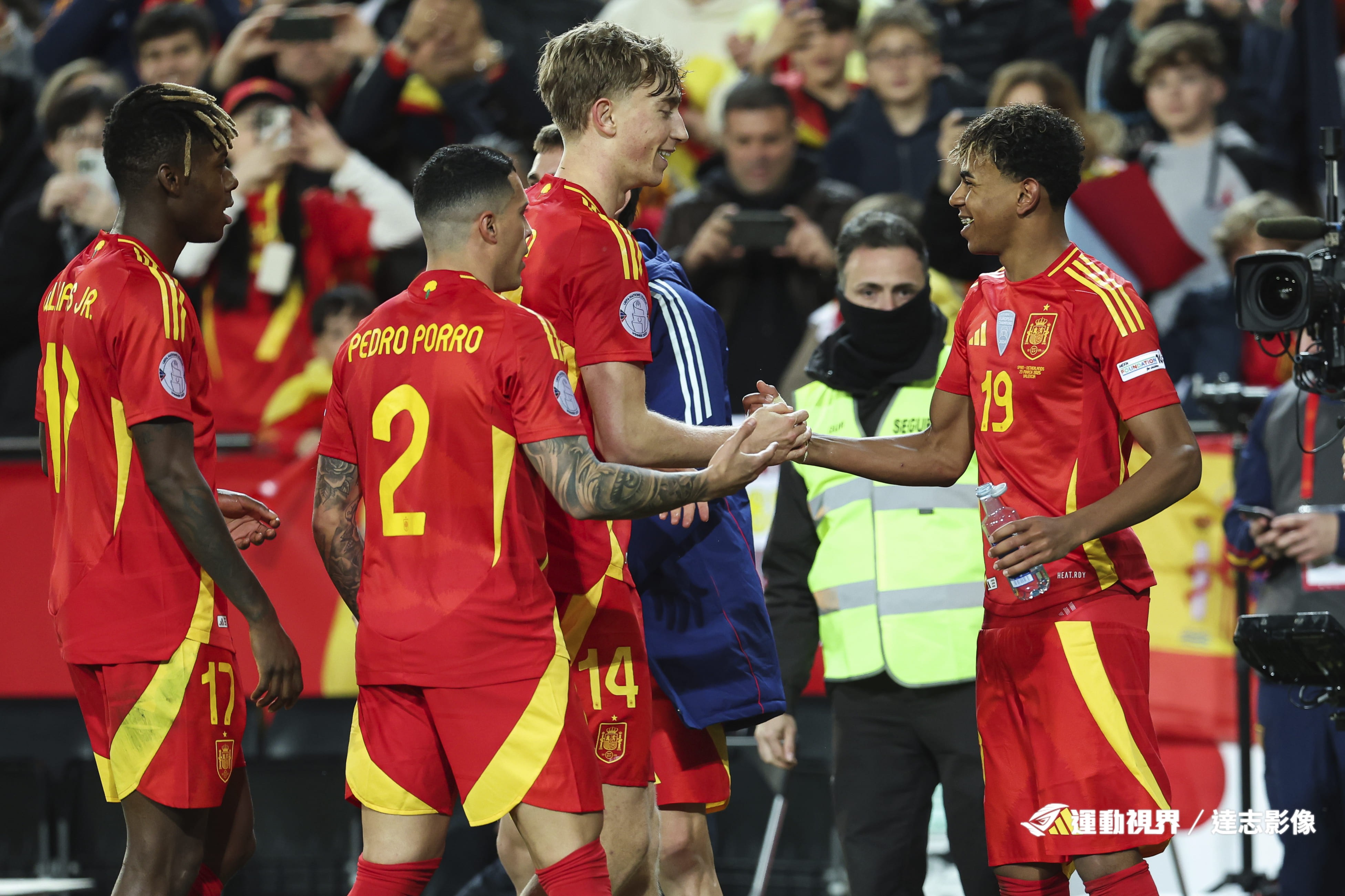 欧国联决赛揭幕，荷兰队奋力冲刺