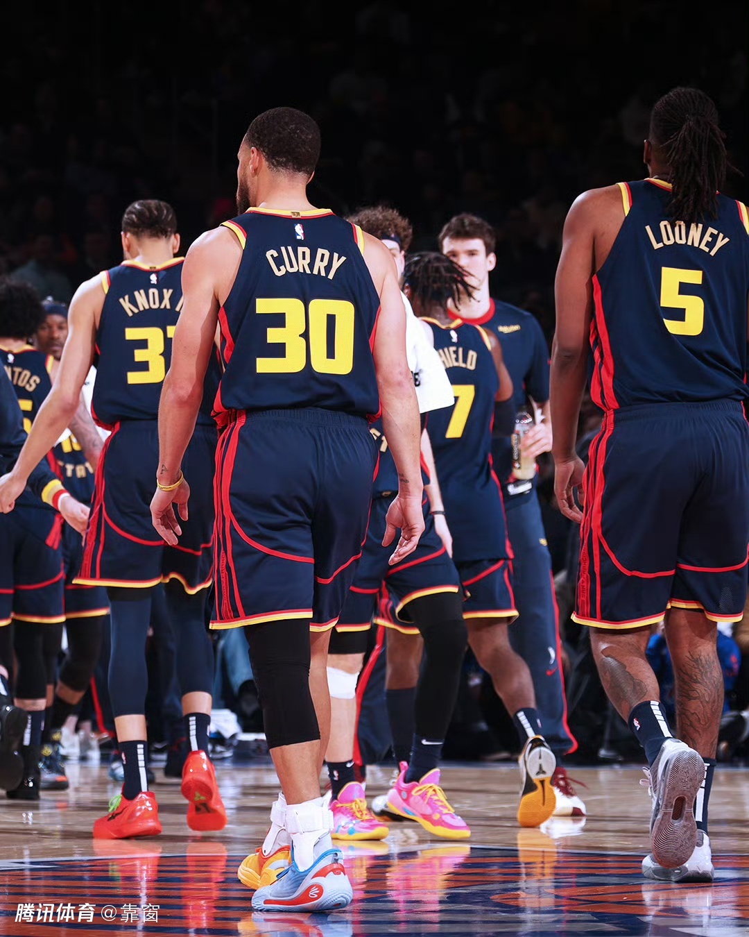 关于尼克斯队艰难取胜，球队团结拼搏的信息